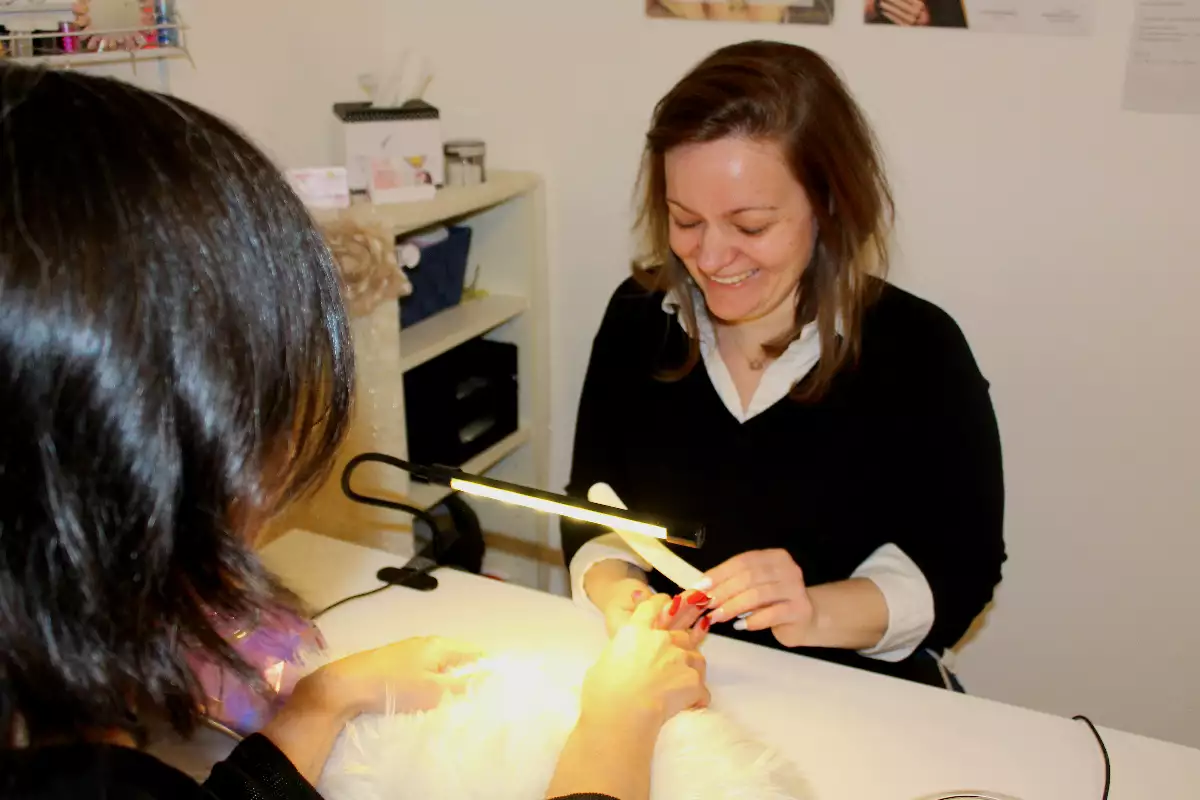 Réparation d'Ongles Cassés avec Gel